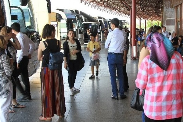 Otogarlarda bayram yoğunluğu başladı