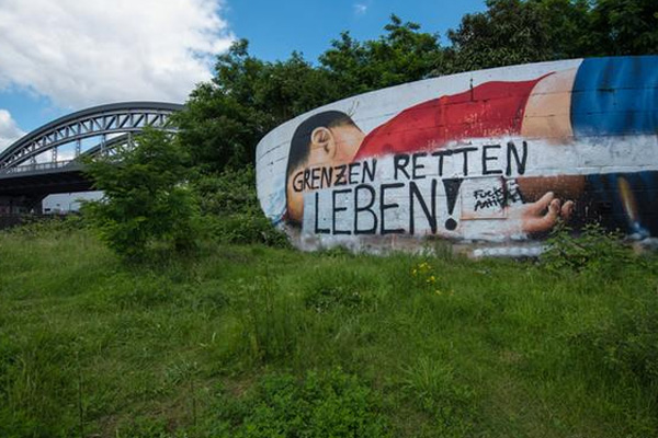 Aylan Kürdi grafitisine saldırı