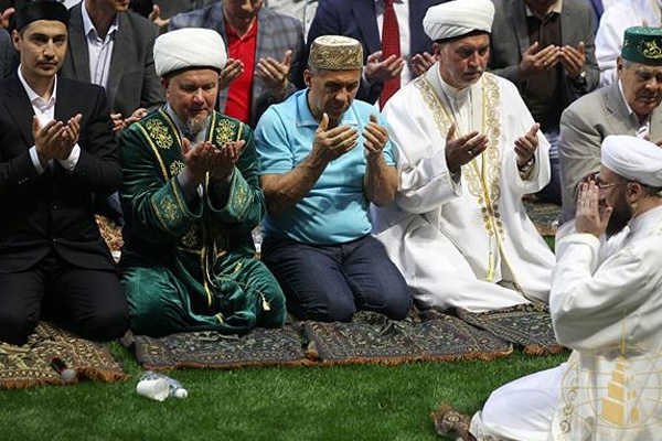 10 bin Müslüman stadyumu doldurdu