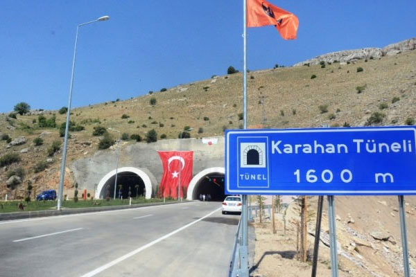 Doğu’yu 12 ile bağlayacak tünel açıldı