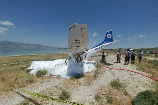 Eğitim uçağı plaja zorunlu iniş yaptı