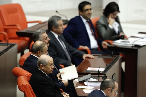 MHP'den 'paralel kumpas' kitapçığı