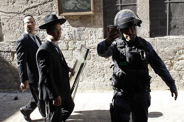 Filistinliler Aksa'nın avlusuna giren İsrail polisini kınadı