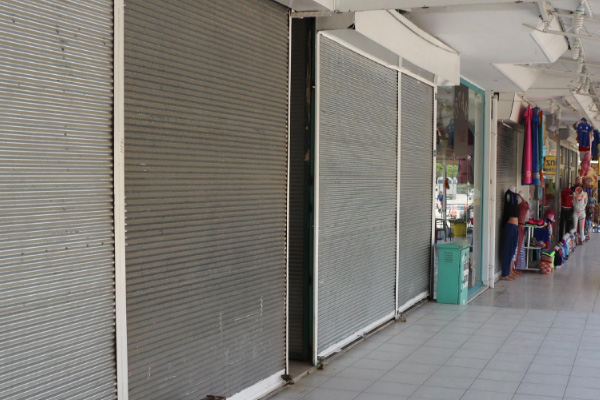 Antalya Kemer'de dükkanlar boşaldı