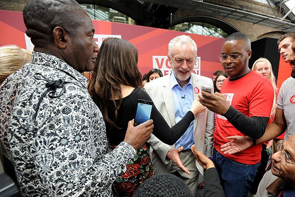 Brexit kararı sonrası İşçi Partisi karıştı