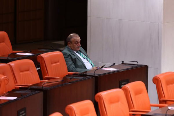 Oktay Vural tek başına oturdu