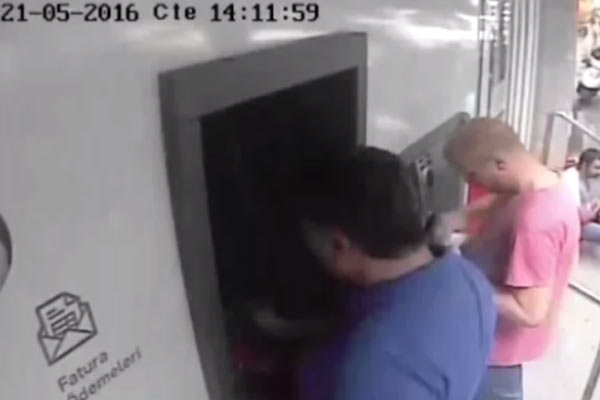 ATM fareleri işbaşında