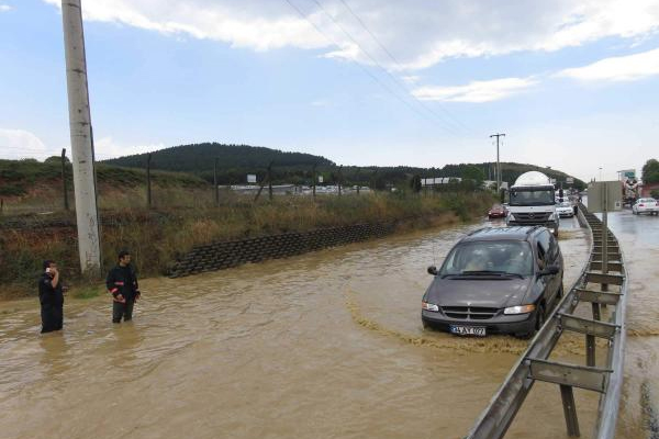 İstanbul'da sağanak yağış zor anlar yaşattı
