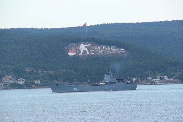 Rus savaş gemisi boğazdan geçti