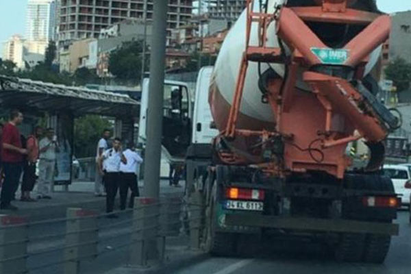 Metrobüs yoluna beton mikseri girdi