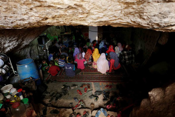 Suriyeliler mağarada eğitim alıyor