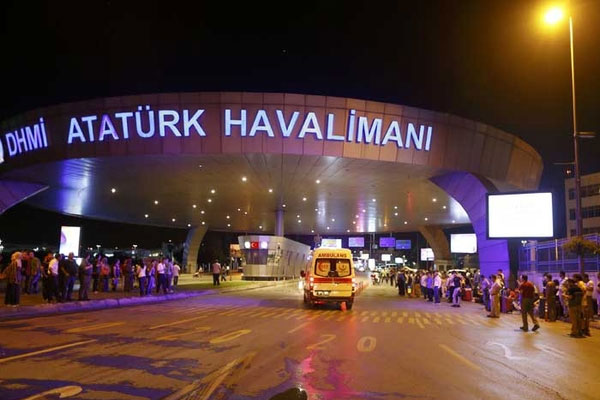 İstanbul Atatürk Havalimanı'nda saldırıdan ilk görüntüler