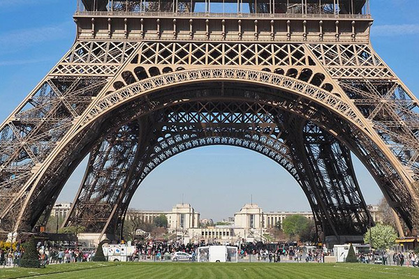 Eyfel Kulesi ziyarete kapatıldı