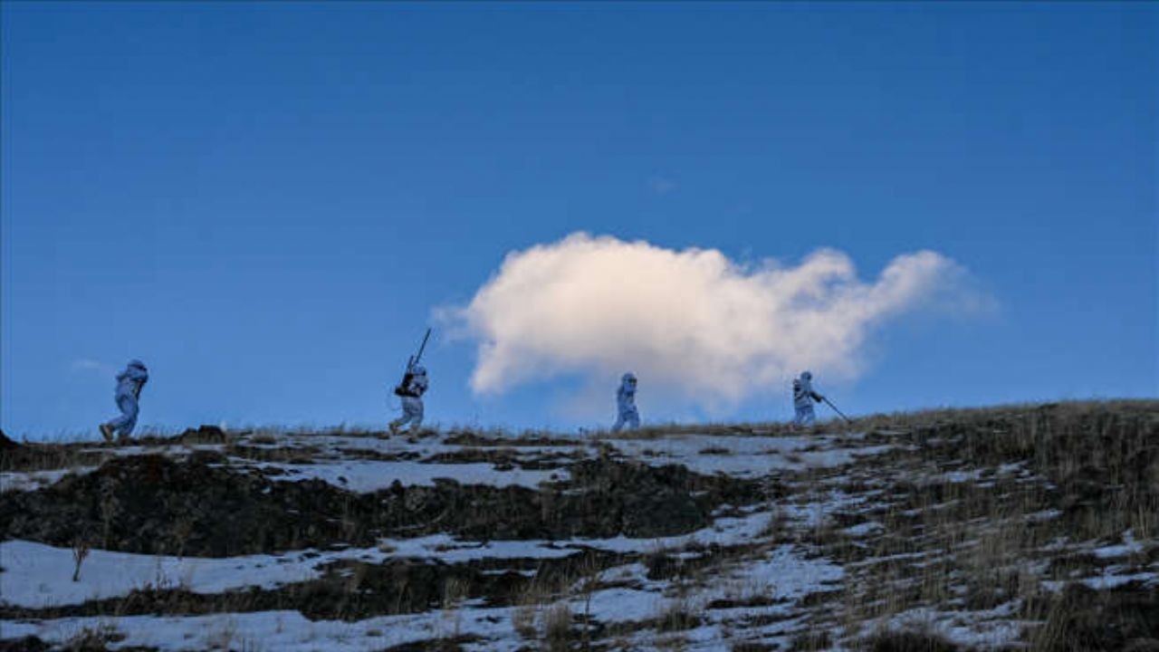 Sınırdaki karlı dağlarda dondurucu soğukta vatan nöbeti tutuyorlar