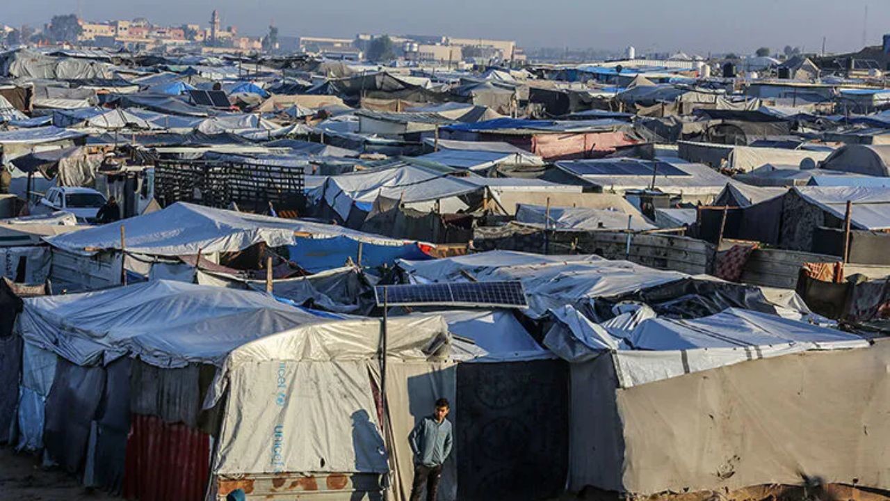 İsrail saldırıları sonucu yerlerinden edilen Filistinlilerin çadırlarını şiddetli yağmurlar sebebiyle su basıyor
