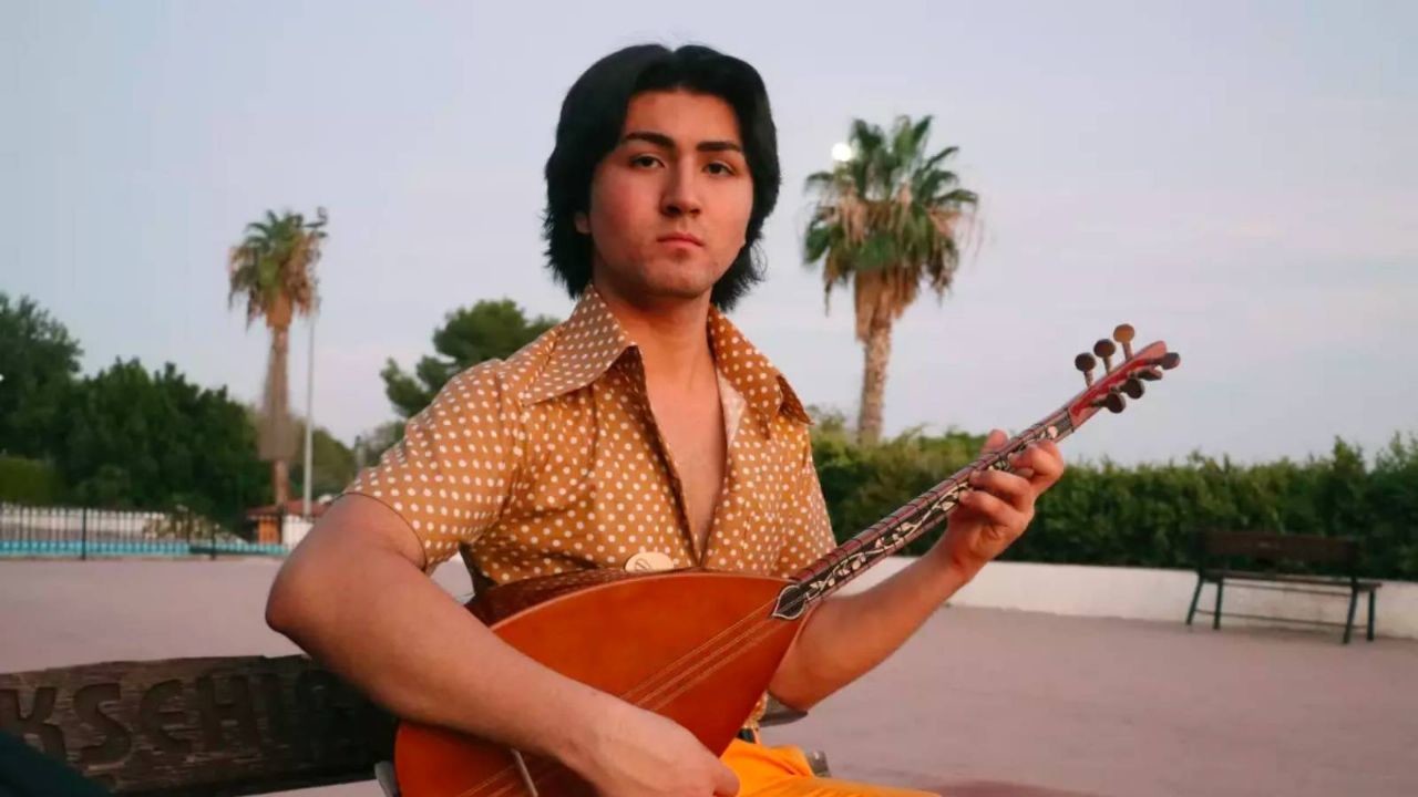 Ferdi Tayfur hayranı tutuklandı! Kur'an'ın üzerine oturup ayağıyla bastı