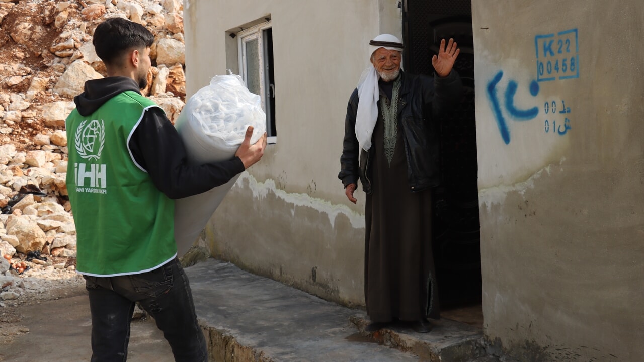 İHH, Suriye'ye 2024 yılında 1.194 tır yardım malzemesi gönderdi