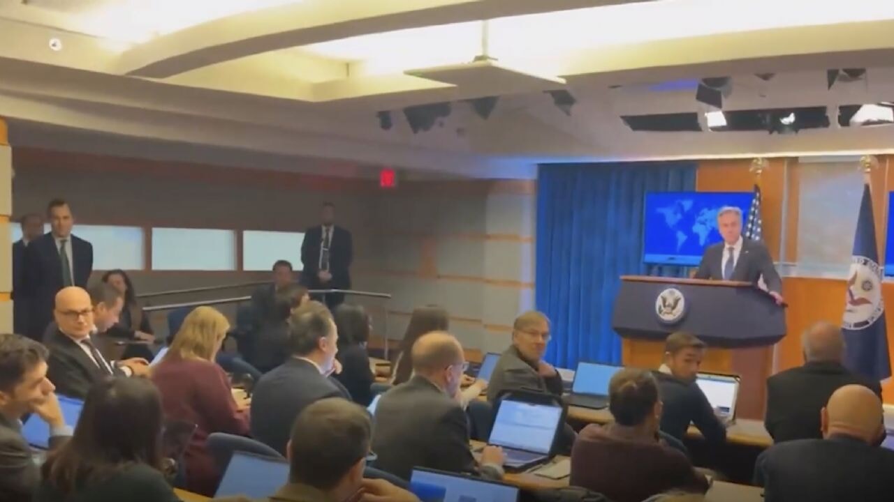 Max Blumenthal, ABD Dışişleri Bakanı Blinken'in son basın toplantısında brifing odasından zorla çıkarıldı