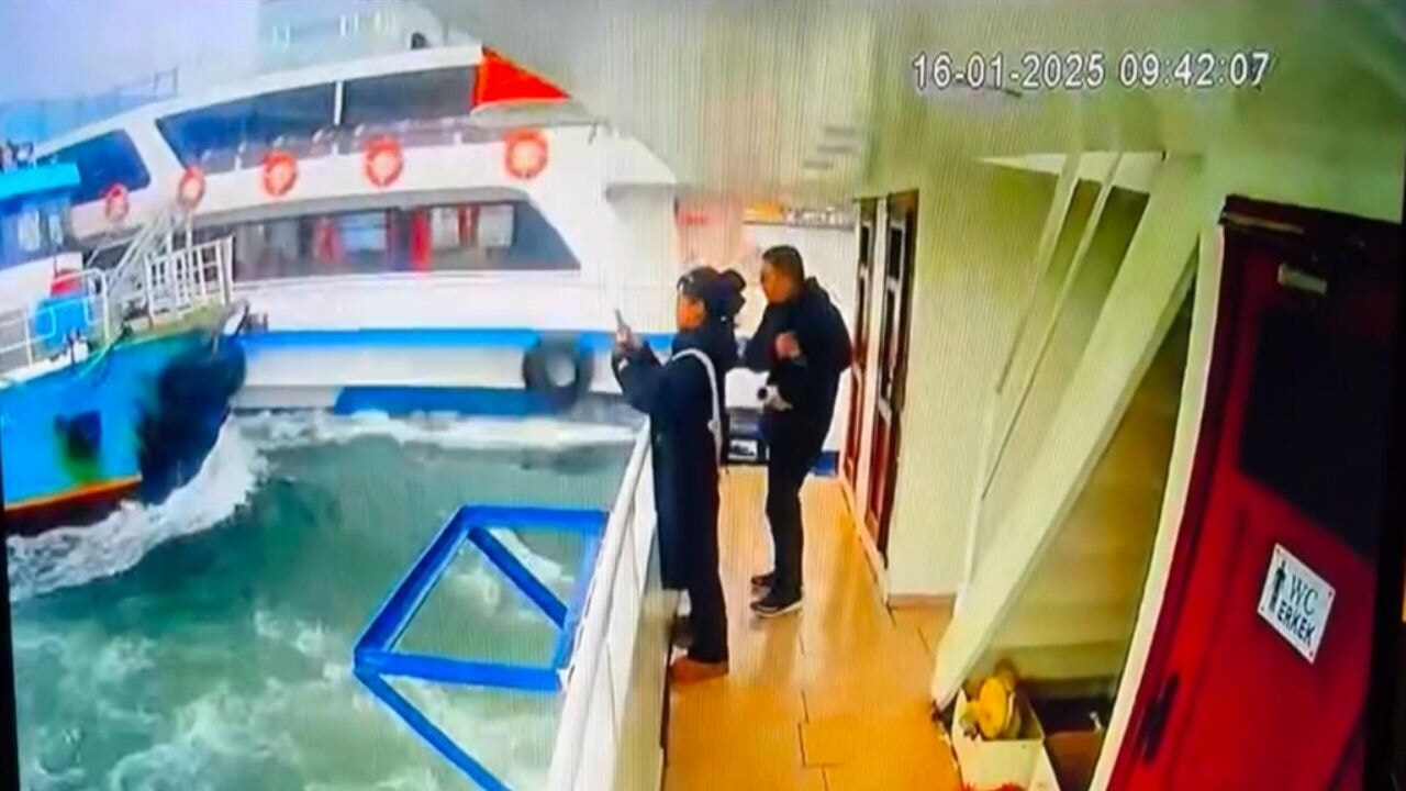 Haliç'te yolcu teknesi kaza yaptı