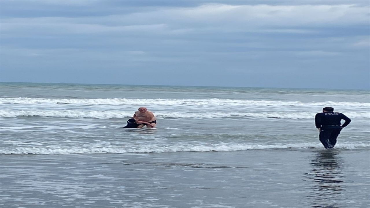 İntihar eden kadını polis memuru kurtardı