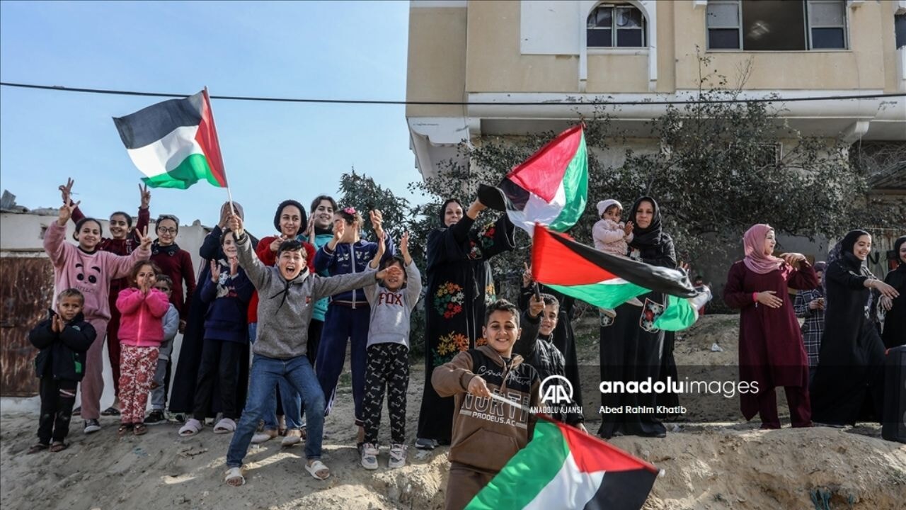 Ateşkesin yürürlüğe girmesiyle Gazze'deki Filistinliler, sevinç gösterileri düzenledi