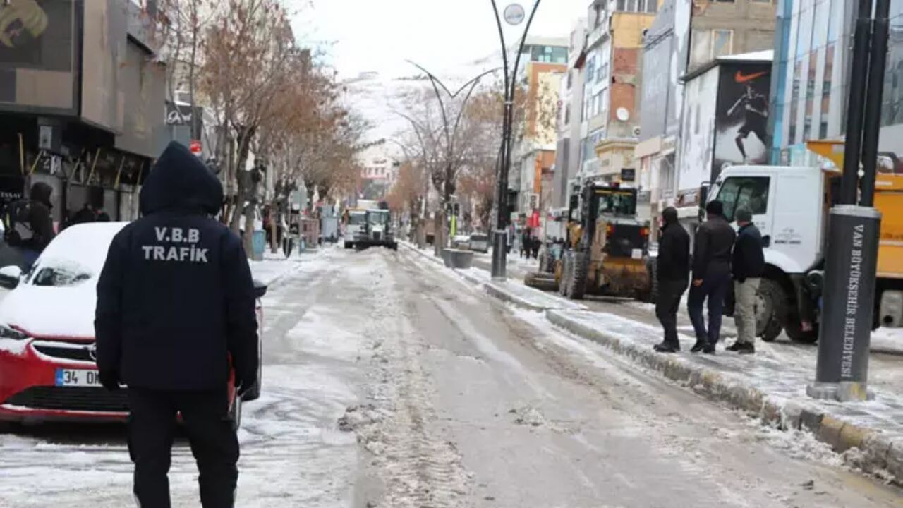 Yoğun kar yağışı Van'da hayatı durdurdu