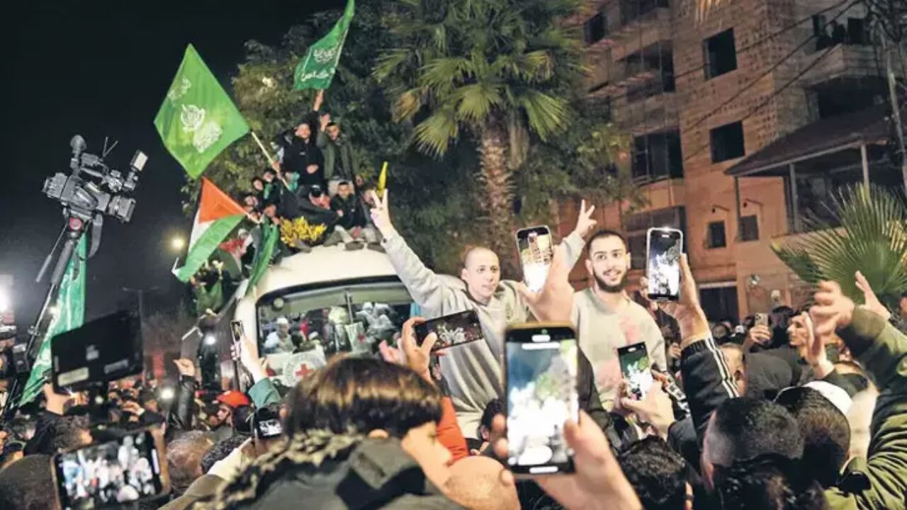 Filistinliler özgürlüğüne kavuştu: Manara Meydanı'nda sevinç.