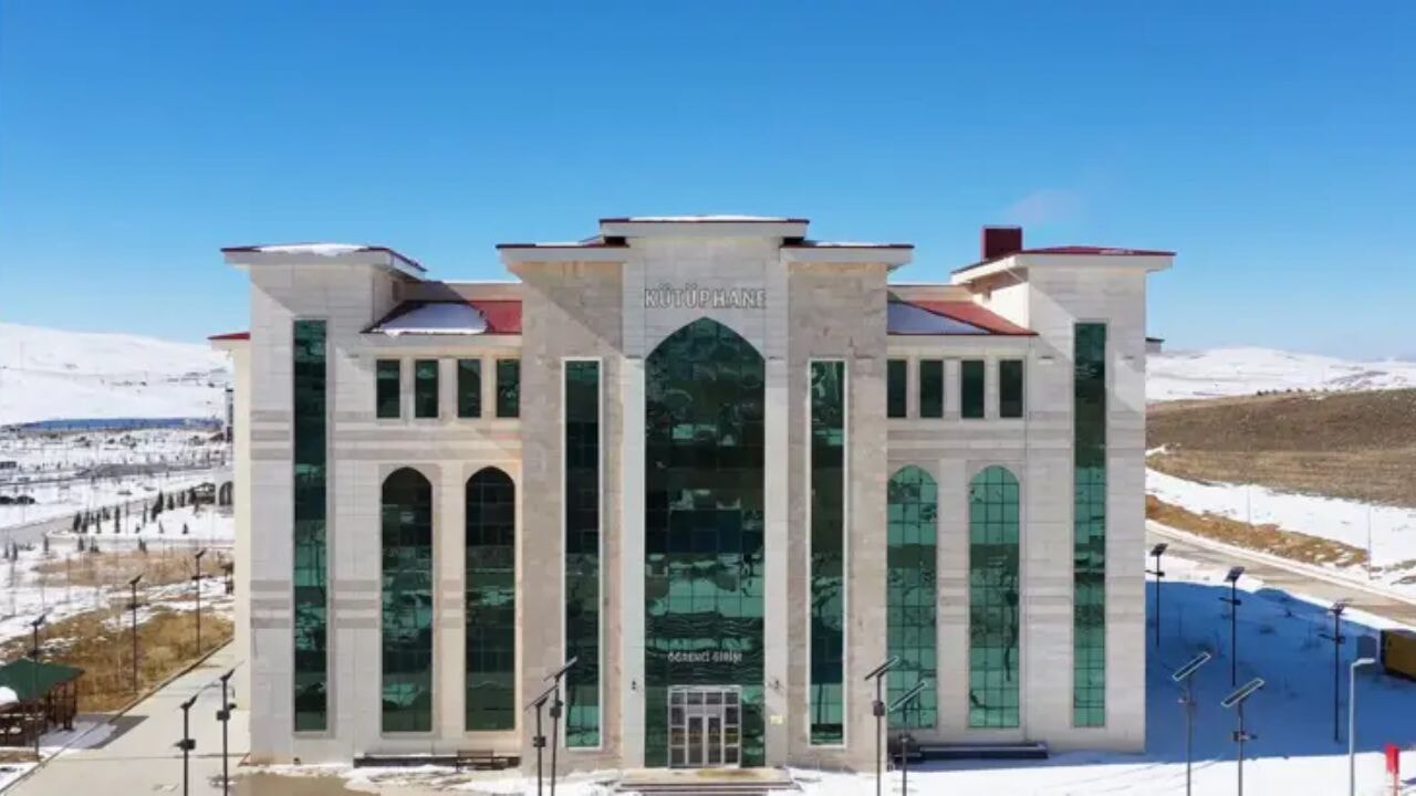 Güneşle aydınlanan kütüphane