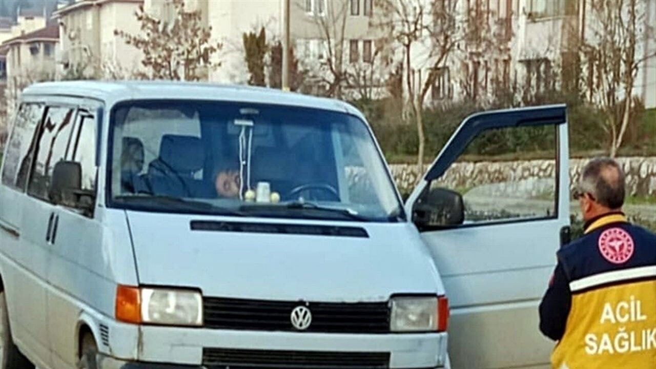 Minibüsünü park ederken kalp krizinden öldü!