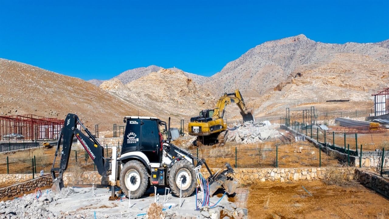 Hazine arazisine inşa edilen 8 villa yıkıldı