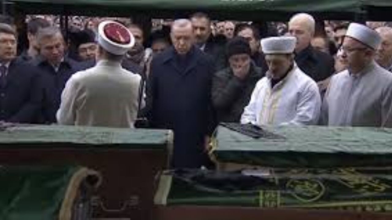 Cumhurbaşkanı Erdoğan, Bolu Kartalkaya'daki otel yangınında hayatını kaybeden Gültekin Ailesi için cenaze namazına katıldı.