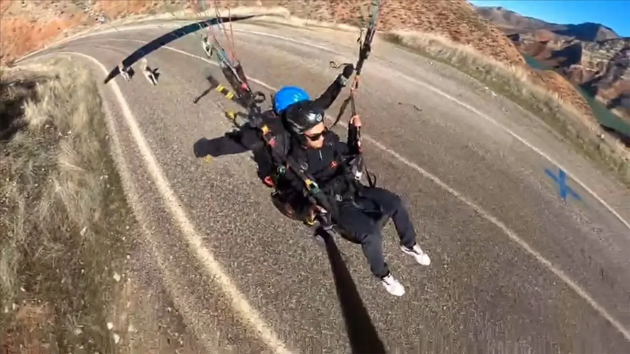 Siirt'te yamaç paraşütçülerine saldırgan köpekler engeli