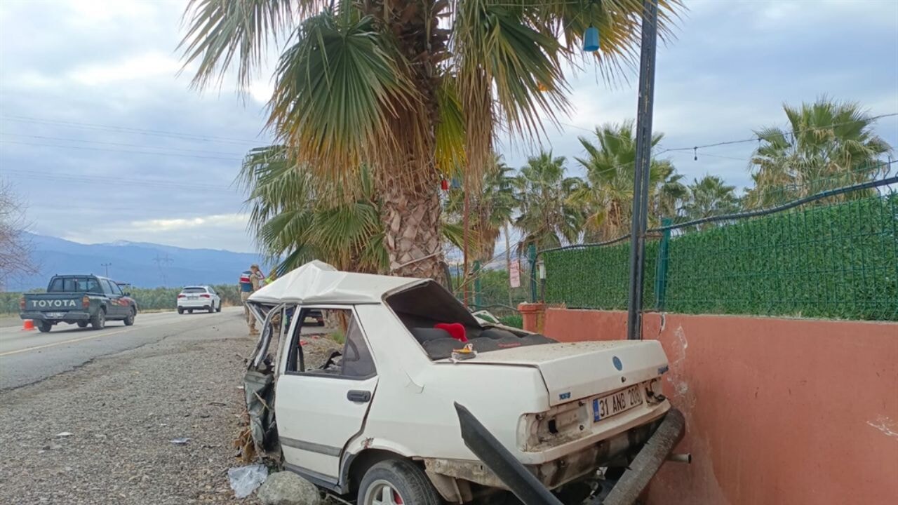 Ağaca çarpan otomobil ikiye bölündü