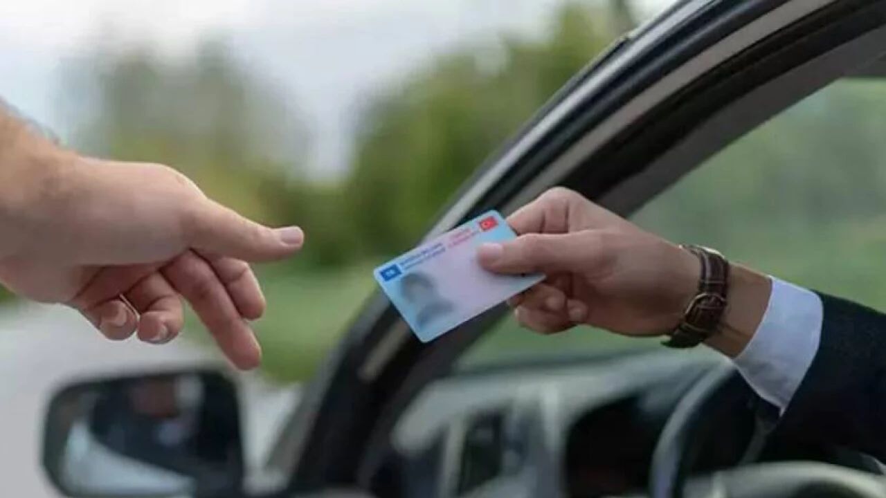 Kavga etmek amaçlı arabasından inene büyük ceza: ehliyetlerine el konulacak!