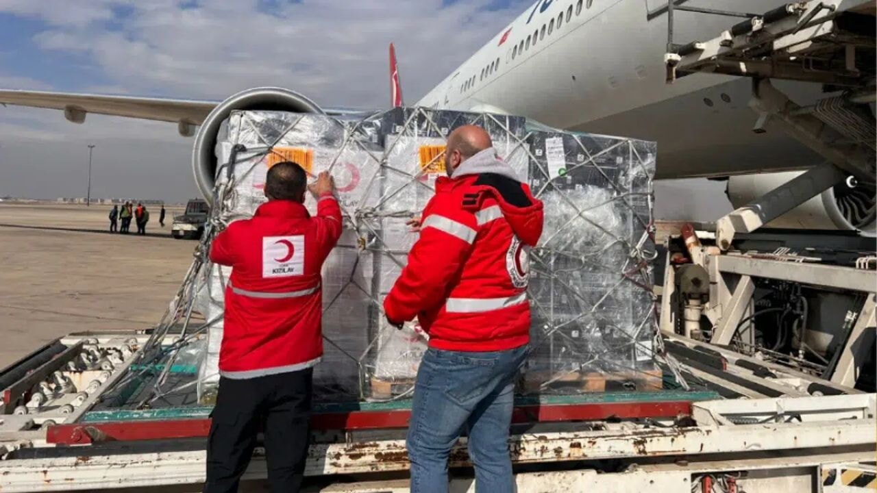 Türk Kızılayı, 13 yıl sonra Şam'a ilk seferini yapan THY uçağıyla yaklaşık yarım ton tıbbi malzeme yardımı Şam'a ulaştırdı