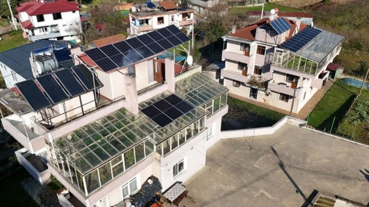 Evinin terasını sera haline getiren çiftçi, 12 ay boyunca sürekli hasat alıyor