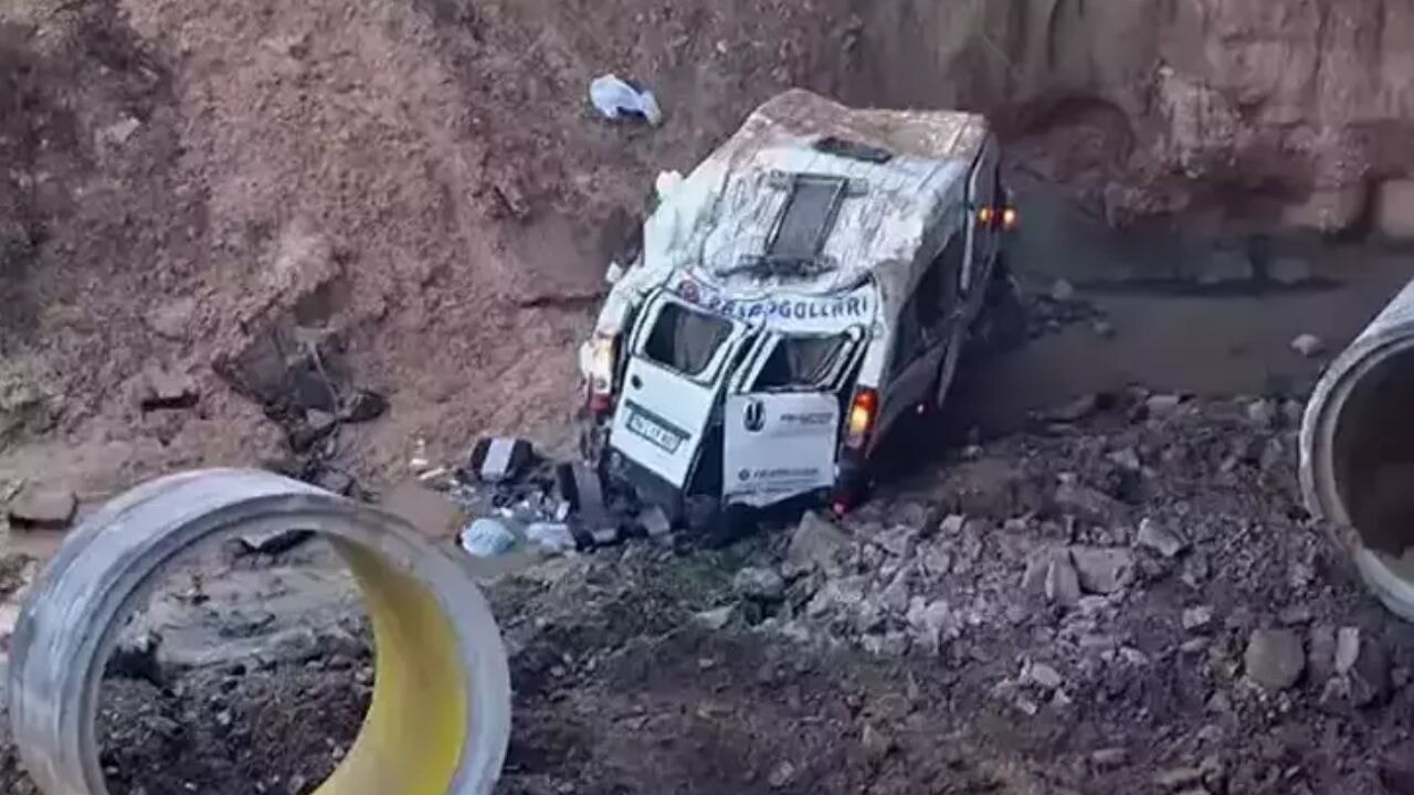 İstanbul Tuzla'da servis minibüsü faciası! 3 ölü, 15 yaralı!