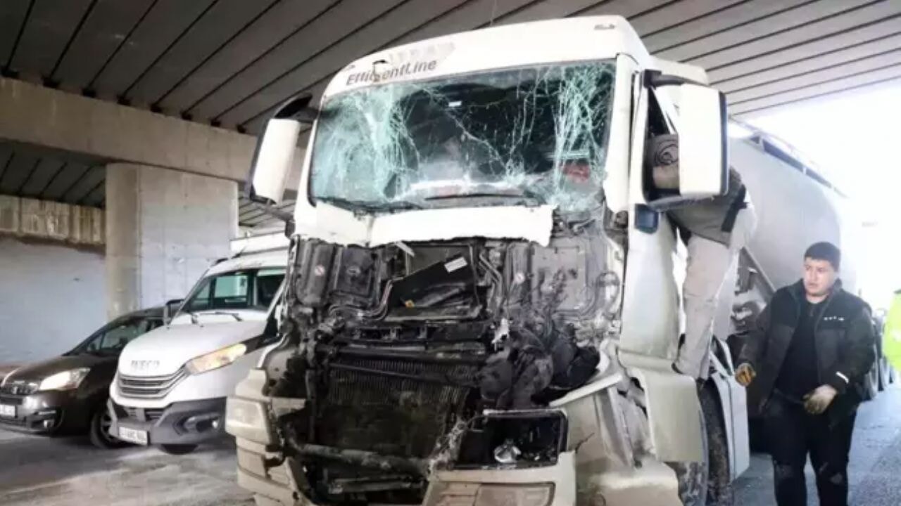 D-100 Karayolu'nda Feci Kaza! Tır Arkadan Çarptı, Yaralı Var
