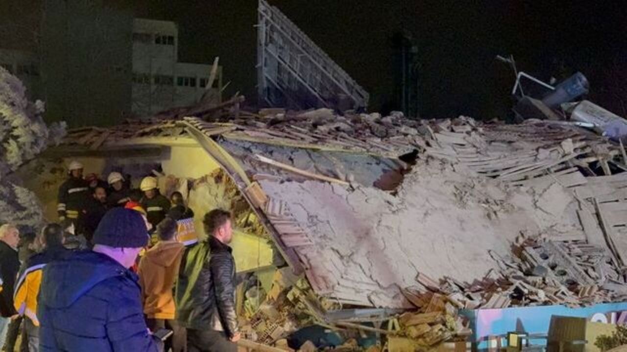 Konya'da 3 katlı bina çöktü! Enkazda arama yapılıyor