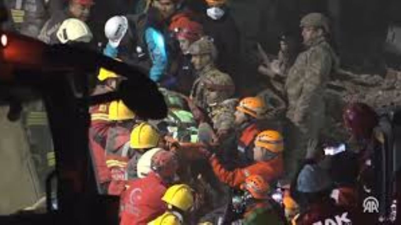 Konya'da çöken binanın enkazı altında kalan 2 kişinin kurtarılma anı