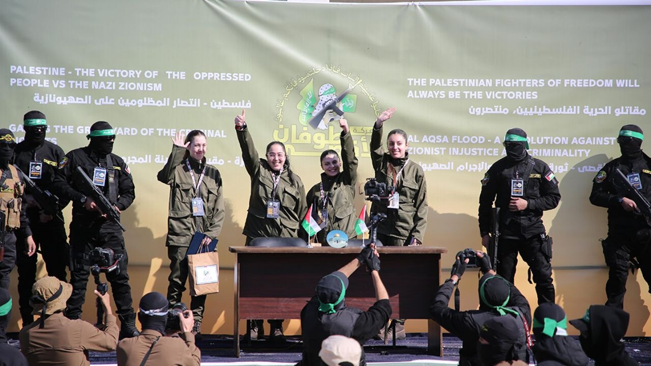 Kassam Tugayları'nın rehine takasında gövde gösterisi