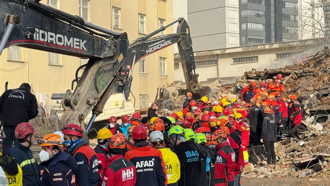 Konya'da 1 kişinin cansız bedeni enkaz altından çıkarıldı