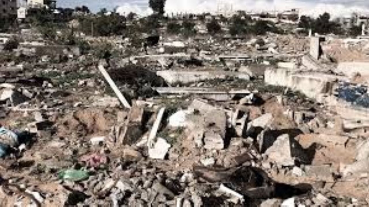 İsrail saldırıları sonucu yerle bir olan Beyt Lahiya Mezarlığı görüntülendi