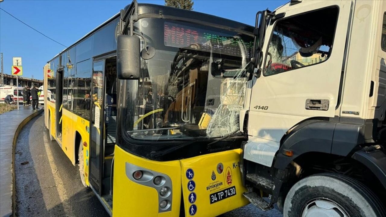 İETT otobüsleri aynı caddede 2 ayrı kaza yaptı!