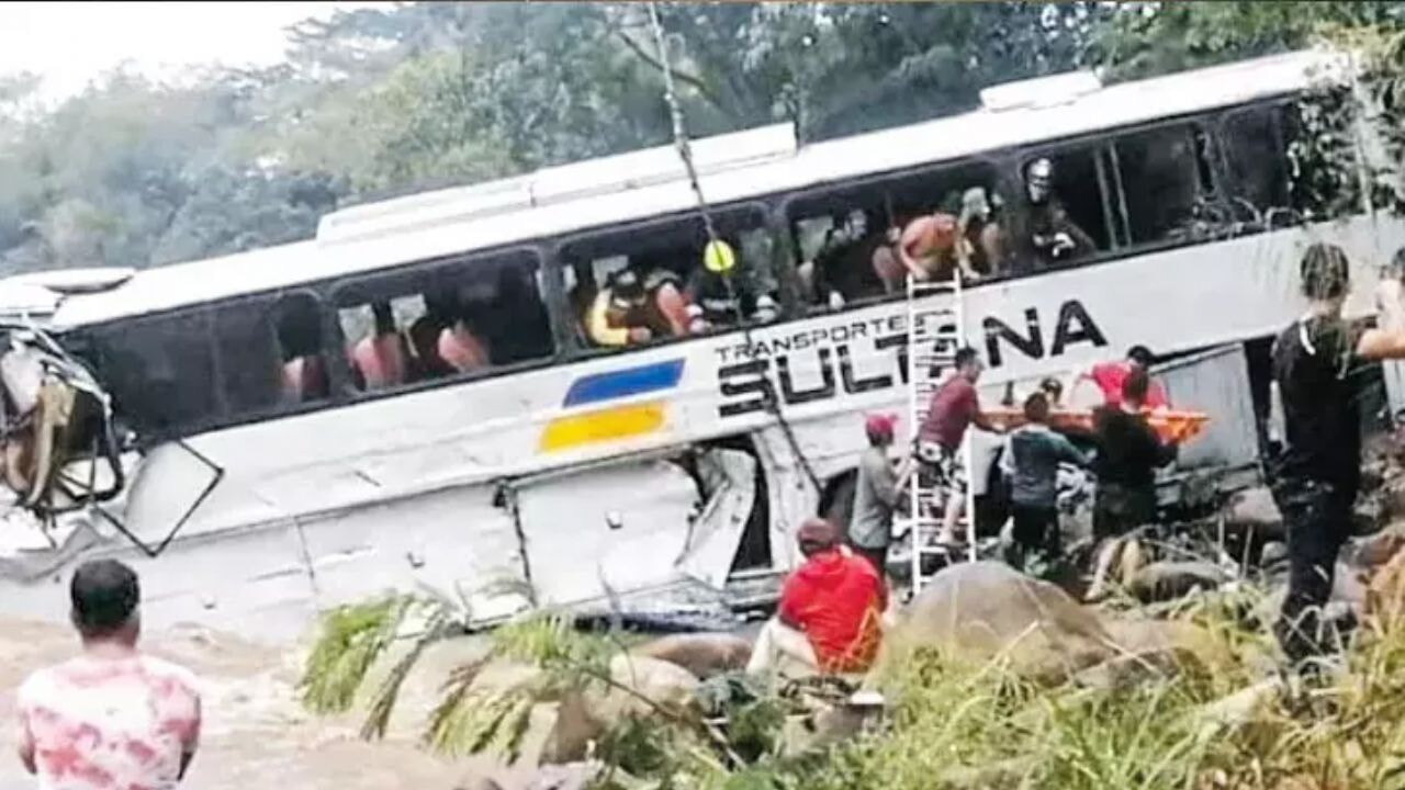 Bolivya'da otobüs faciası: 19 kişi hayatını kaybetti