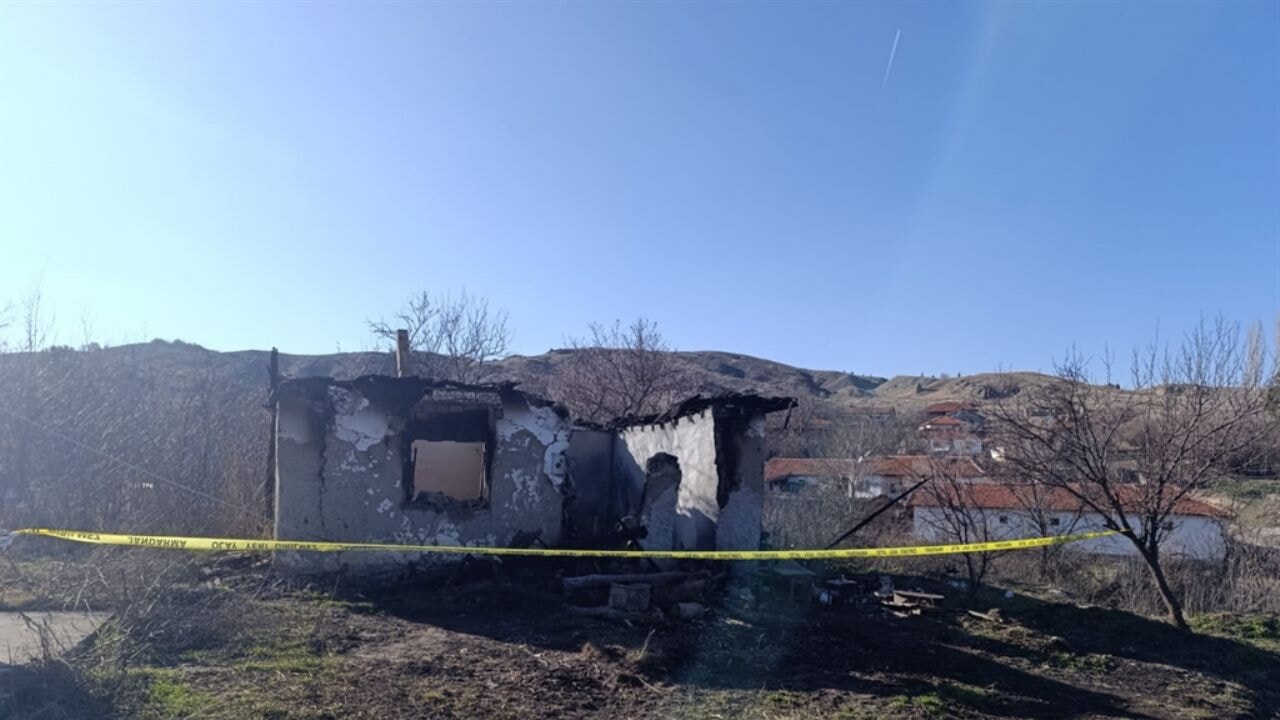 Yemek götürdüğü evde yanmış ceset buldu