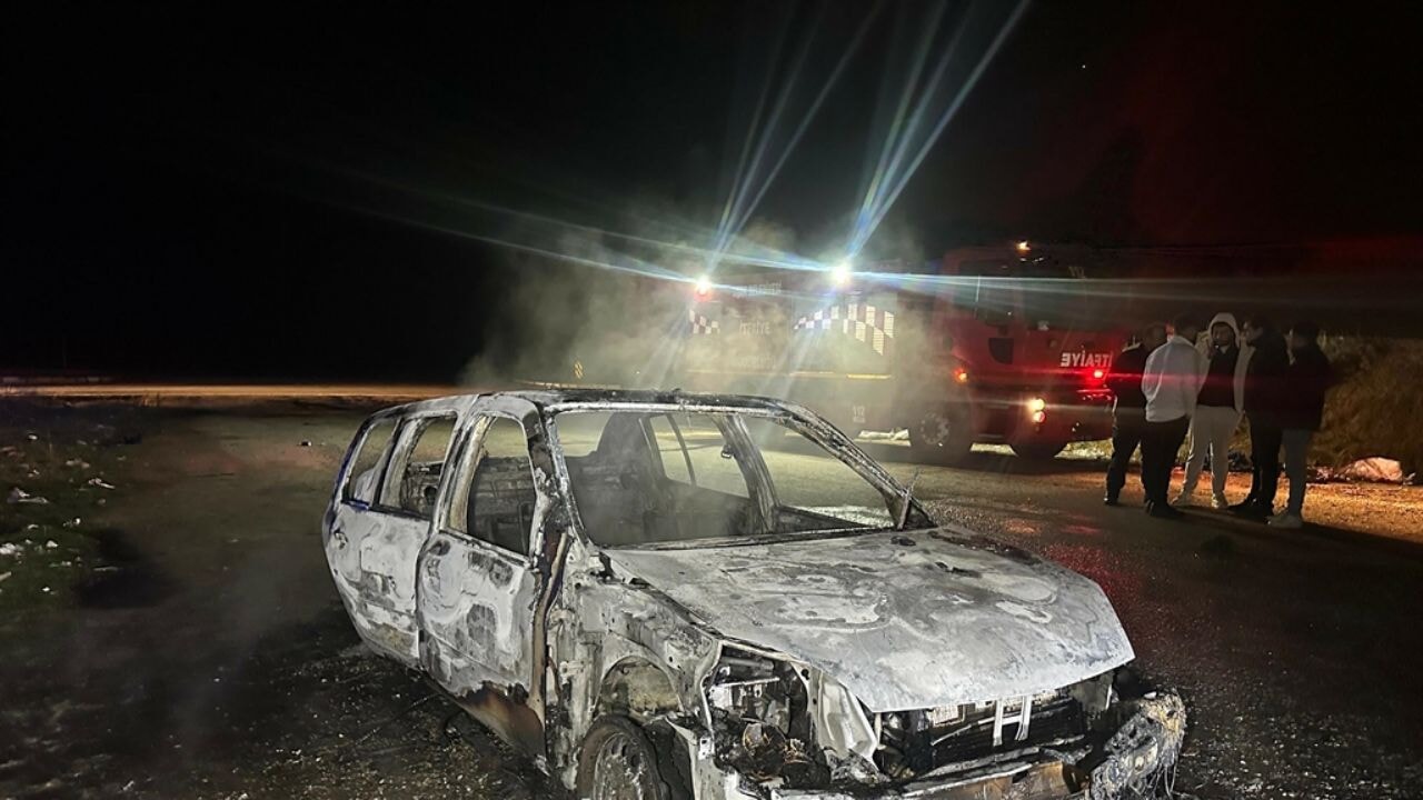 Yanan otomobilden ceset çıktı