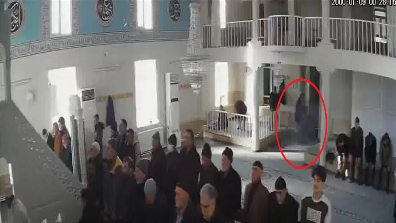 Cemaat namaz kılarken, camiye torpil attı