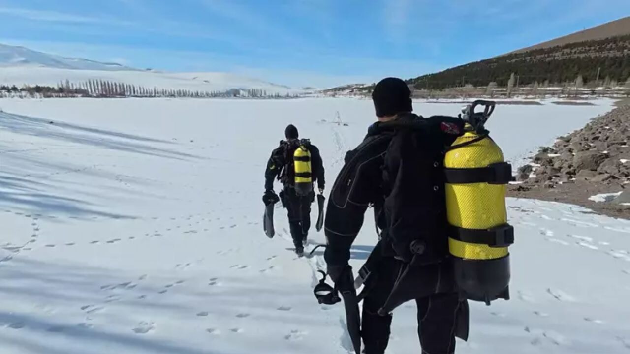 Zorlu eğitim! Jandarma soğuk sulara meydan okudu