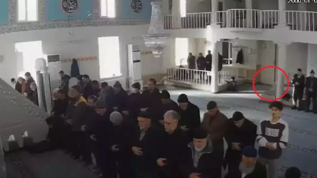 Elazığ'da  namaz kılınırken camiye torpil atıldı
